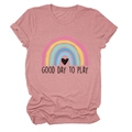 Dettaglio della stampa arcobaleno Good Day to Play e cuore nero su t-shirt rosa - Taglia S / Oro rosa