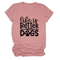 Nahaufnahme des Life is Better With Dogs Aufdrucks auf pinkfarbenem Baumwoll-T-Shirt - Roségold (Schwarze Schrift)