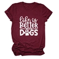 Detail von weinrotem Life is Better With Dogs T-Shirt mit hochwertigem weißem Druck - Weinrot (Weiße Schrift)