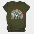Dettaglio della stampa arcobaleno con cuore e testo GOOD DAY TO PLAY su t-shirt verde militare - Taglia S / Verde militare