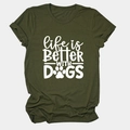 Detail eines armee-grünen Baumwoll-T-Shirts mit Life is Better With Dogs-Druck und Tatze - Armeegrün (Weiße Schrift)