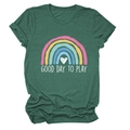 Dettaglio della t-shirt verde scuro con stampa arcobaleno e scritta Good Day to Play - Taglia S / verde retrò
