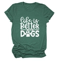 Flach liegendes dunkelgrünes T-Shirt mit Life is Better With Dogs Grafikdruck - Retro Grün (Weiße Schrift)