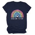 Dettaglio della stampa arcobaleno e testo Good Day to Play su t-shirt blu scuro - Taglia S / Blu Notte