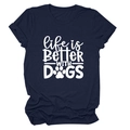 Dunkelblaues T-Shirt mit Life is Better With Dogs Aufdruck und kleinen Pfotenmotiven - Marineblau (Weiße Schrift)