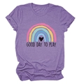 Dettaglio della maglietta viola a girocollo con stampa arcobaleno e slogan Good Day To Play - Taglia S / Viola