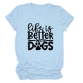 Detailansicht des hellblauen Baumwollstoffs und 'life is better WITH DOGS' Aufdruck - Hellblau (Schwarze Schrift)