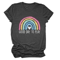 Dettaglio della t-shirt in cotone grigio con arcobaleno colorato e scritta GOOD DAY TO PLAY - Taglia S / grigio canapa scuro