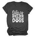 Detail des Aufdrucks life is BETTER WITH DOGS auf dunkelgrauem Baumwoll-Misch-T-Shirt - Melierter Grau (Weiße Schrift)