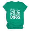 Detailansicht des Life is Better With Dogs Grafikdrucks auf grünem Baumwoll-T-Shirt - Dunkelgrün (Weiße Schrift)
