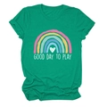 Dettaglio della t-shirt in cotone verde con stampa arcobaleno e scritta Good Day to Play - Taglia S / Verde Scuro
