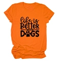 Detail des Life is Better With Dogs Aufdrucks auf orangefarbenem Baumwoll-T-Shirt - Orange (Schwarze Schrift)