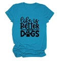 Flach liegendes türkises T-Shirt mit Life is Better With Dogs Aufdruck und Pfotenmotiven - See-Blau (Schwarze Schrift)