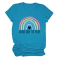 Dettaglio della maglietta verde acqua con stampa arcobaleno e scritta Good Day to Play - Taglia S / Blu lago
