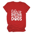 Detail des roten Baumwoll-T-Shirts mit Life is Better With Dogs Print und Strickstruktur - Rot (Weiße Schrift)