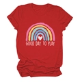 Dettaglio della t-shirt in cotone rosso con grafica arcobaleno e cuore Good Day to Play - Taglia S / Rosso