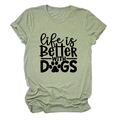 Detail des Life is Better WITH DOGS Aufdrucks auf dem salbeigrünen T-Shirt - Olivgrün (Schwarze Schrift)