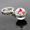 Portachiavi con sfera di vetro a doppia faccia con uccelli cardinali e anello argento - Stile Due Cardinali su Ramo di Pino (JY007882-2)