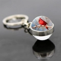 Portachiavi con sfera di vetro bifacciale con uccello cardinale su rami innevati - Stile Cardinale su Ramo Nevoso (JY007882-1)