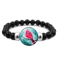 Dettaglio del ciondolo con uccello cardinale su bracciale elastico di perline nere e metallo - Cardinale con sfondo ciano (JY007880-8)
