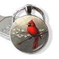 Detailansicht eines Glas-Cabochon Schlüsselanhängers mit Kardinalvogel auf weißen Blüten - Kunst Illustration Kardinal auf Blüten (JY007885-10)