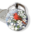 Detail des Kardinalvogel-Anhängers mit silbernem Metallschlüsselring und Blumenmuster - Realistischer Kardinal in Weißen Blüten (JY007885-9)
