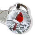 Silberner Schlüsselanhänger mit Glasanhänger und Motiv eines roten Kardinalvogels - Realistischer Kardinal auf Schnee (JY007885-5)