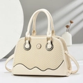 Dettaglio della borsa beige con pannello in paglia chevron e finiture dorate - Bianco Sporco