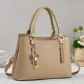 Elegante borsa a mano in pelle martellata beige con dettagli oro e ciondolo moda - Cachi