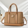 Elegante borsa a tracolla in pelle marrone intrecciata con logo circolare in metallo - Giallo Terra