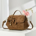 Elegante borsa a mano marrone vintage con ciondolo di perle e fiocco su piedistallo - Cachi