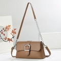 Moderna borsa baguette in pelle marrone con fibbia argentata su sfondo minimalista - Cachi