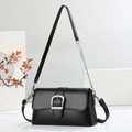 Borsa baguette nera minimalista con fibbia argento e tracolla a catena su piedistallo - Nero