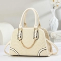 Dettaglio borsa beige intrecciata a spina di pesce con finiture in pelle e catena oro - Bianco Sporco