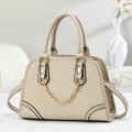 Elegante borsa beige in tessuto con trama a spina di pesce e catena dorata - Cachi