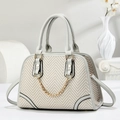 Dettaglio della borsa in pelle grigia e tessuto intrecciato beige con catena dorata - Grigio