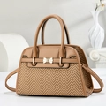 Elegante borsa a mano Boston con trama a spina di pesce, finiture marroni e fiocco d'oro - Giallo Terra