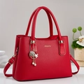 Rote Handtasche mit Litschi-Struktur, Metallanhängern und verstellbarem Riemen - Burgunderrot