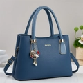 Elegante dunkelblaue Tragetasche mit Litschi-Struktur und maritimen Anhänger-Details - Blau