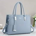Sac fourre-tout bleu clair en cuir texturé avec double poignée et bandoulière, vue à 45 degrés - Bleu