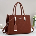 Détail d'un sac cabas marron tissé avec bandoulière et finitions métalliques - Jaune Terre