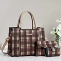 Dreiteiliges kariertes Tragetaschen-Set mit Schultergurt und Clutch für elegante Damen - 3-teiliges Set / Braun