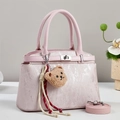 Bolso de mano rosa con purpurina, cierre metálico, colgante de oso y correa ajustable larga - Rosa
