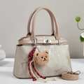 Bolso grande color champán con textura y colgante de oso con correa de hombro - Caqui
