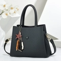 Bolso de mano negro minimalista con textura tejida y colgante étnico de estrella de madera - Negro