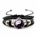 Détail du cabochon Yin Yang sur bracelet en cuir tressé multicouche avec cordon réglable - Fond Étoilé Violet Yin Yang (JY007928-20)