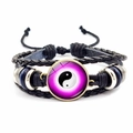 Détail macro du bracelet en cuir tressé à la main avec breloque Yin Yang et perles - Style Tai Chi Yin Yang Dégradé Violet (JY007929-21)