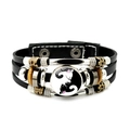 Dettaglio del bracciale in pelle gatto Yin Yang con cinturini intrecciati e perline - Due Gatti Bianco e Nero (JY007935-24)