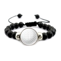 Macro-opname van matzwarte golf kralenarmband met golfbal bedeltje op een witte achtergrond - Golf Stijl (JY007981-12)