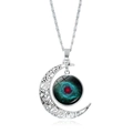 Vue détaillée du pendentif lune évidé argenté avec un cabochon en verre nébuleuse rouge - Style Interstellaire Abyssal (JY008005-10)
